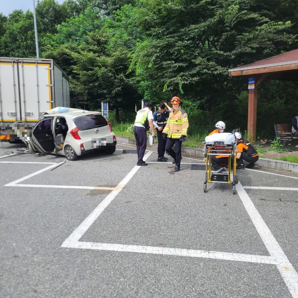 30일 오후 2시46분께 이천시 부발읍 죽당리 구간 성남방향 3번국도에서 30대 남성 A씨가 몰던 차량이 차로를 변경하다 옆 차선에서 주행 중이던 소형승용차를 부딪히는 사고가 났다. (사진제공=경기도소방재난본부)