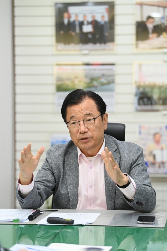 이현재 하남시장이 최근 LH에서 발표한 한강교량 보도자료 및 턴키공사 입찰공고의 일부 잘못된 표현에 대해 강력한 유감을 표명하고 국토부, 대광위, 경기도, LH에 정정을 요청했다. 사진은 이현재 하남시장. (사진제공=하남시청)
