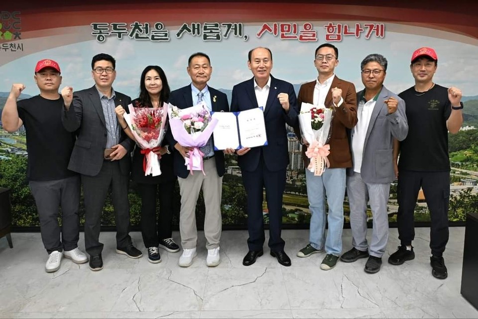 동두천시는 1일자로 남정주 동두천시 건축사회 회장을 8월 ‘1일 명예시장’으로 위촉했다. (사진=박형덕 동두천시장 페이스북)