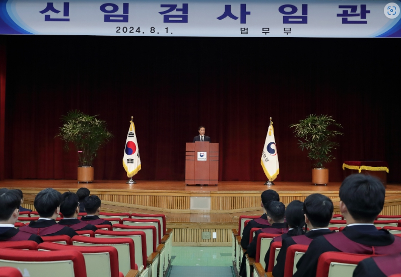 법무부는 1일 법무관 전역자 20명(제10회 변호사시험 합격) 및 경력법조인 출신 27명을 검사로 신규 임용했다. (사진제공=법무부)