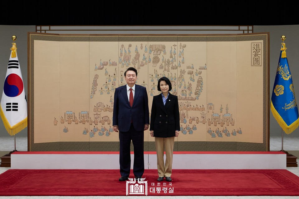 1일 윤석열 대통령은 용산 대통령실에서 이진숙 방송통신위원회 위원장에게 임명장을 수여하고 기념촬영을 하고 있다. (사진제공=대통령실)