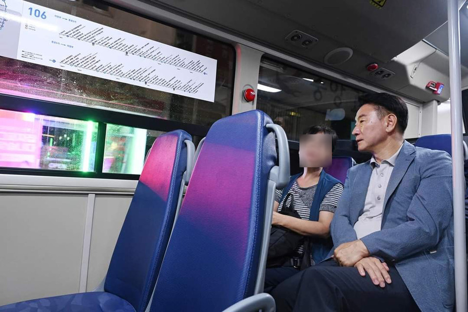 의정부시가 폐선을 앞둔 106번 버스를 대신해 106-1번 버스를 투입하는 등 시민들의 불편을 없도록 할 방침이다. 사진은 1일 새벽 현장점검을 나선 김동근 의정부시장. (사진=김동근 의정부시장 페이스북)