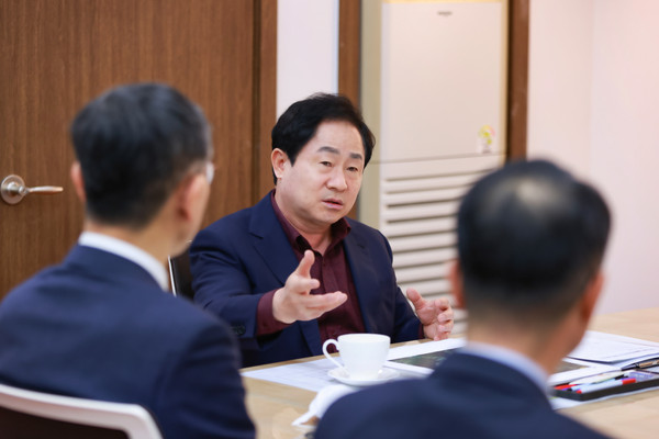 주광덕 남양주시장이 16일 시장 집무실에서 3기신도시 사업을 총괄하는 한국토지주택공사 김요섭 경기북부지역본부장, 장희철 남양주사업본부장 등 주요 관계자와 만난 자리에서&nbsp;‘왕숙신도시 광역교통개선대책이 지난 2020년 12월에 모두 확정됐음에도 수석대교 건설이 하남시의 협의 지연 등으로 답보 상태에 머물러 있다’며 LH에 적극적인 업무 추진을 통한 수석대교 조기 착공을 강력히 요구하고 나섰다.&nbsp;(사진제공=남양주시청)