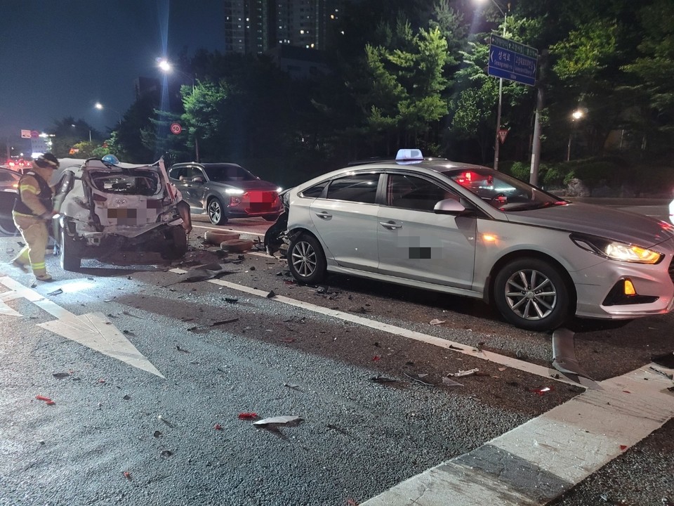2일 오후 8시12분께 고양시 일산동구 중산동의 한 도로에서 시내버스가 신호대기 중이던 화물차 뒤를 들이받는 등 앞선 차량 여러 대를 연쇄 추돌해 9중 추돌사고가 나 9명이 부상을 입었다. (사진제공=경기도북부소방재난본부)