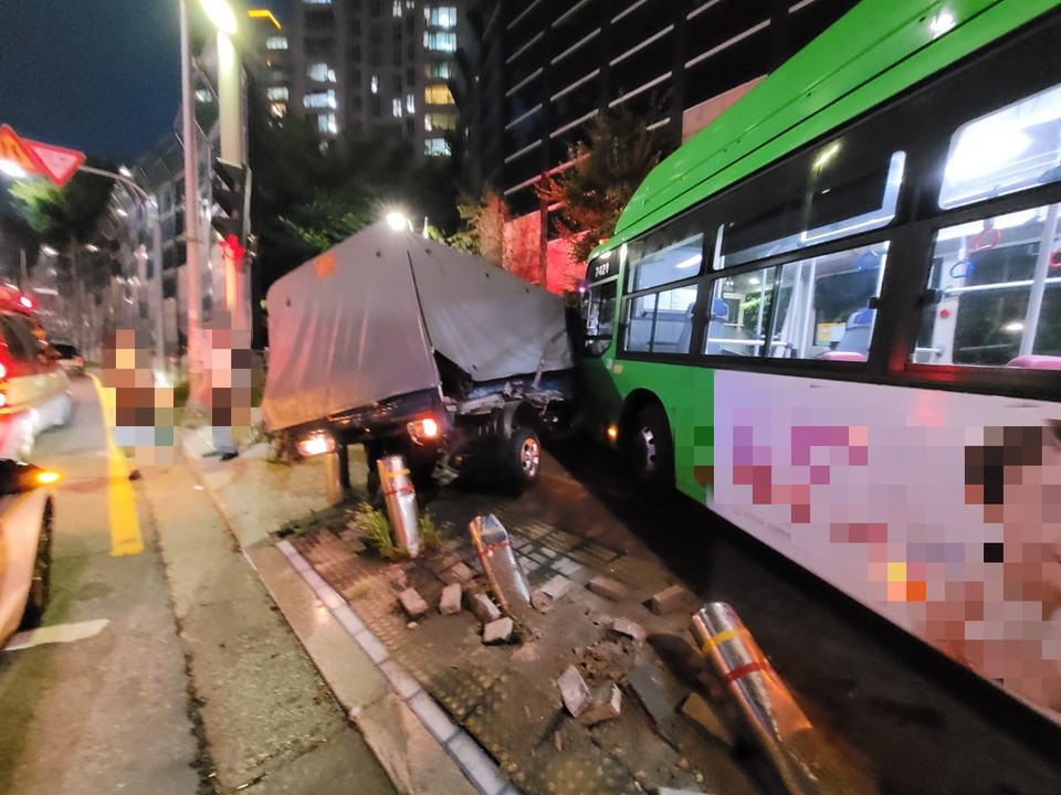 2일 오후 8시12분께 고양시 일산동구 중산동의 한 도로에서 시내버스가 신호대기 중이던 화물차 뒤를 들이받는 등 앞선 차량 여러 대를 연쇄 추돌해 9중 추돌사고가 나 9명이 부상을 입었다. (사진제공=경기도북부소방재난본부)