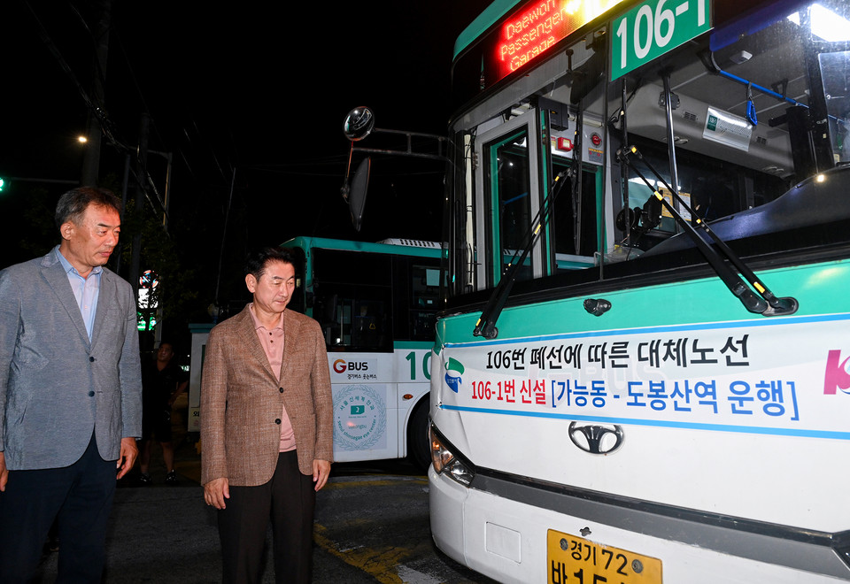 의정부시가 3일부터 폐선된 106번 버스를 대신해 106-1번 버스의 운행을 개시했다. 사진은 김동근 시장이 이날 새벽 첫차에 탑승하기 전 임영국 회장, 시민들과 함께 하고 있다. (사진제공=의정부시청)
