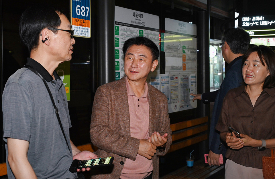 의정부시가 3일부터 폐선된 106번 버스를 대신해 106-1번 버스의 운행을 개시했다. 사진은 김동근 시장이 이날 새벽 첫차에 탑승하기 전 임영국 회장, 시민들과 함께 하고 있다. (사진제공=의정부시청)