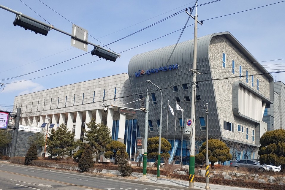 한국농어촌공사 파주지사는 고령농업인의 영농은퇴 이후 안정적인 소득을 위해 추진 중인 ‘농지이양 은퇴직불제’의 가입가능 연령을 기존 65세 이상 79세에서 84세로 확대키로 했다. 사진은 농어촌공사 파주지사 전경. (사진제공=한국농어촌지사 파주지사)