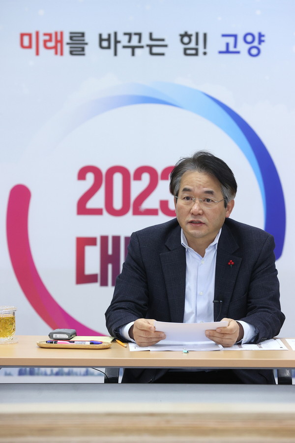 고양특례시가 2022년 올 한 해 대통령상 수상 등 시정 전반에 걸쳐 눈부신 성과를 맺은 것으로 나타났다. 14일 열린 간부회의에서 발언하고 있는 이동환 시장. (사진제공=고양시청)