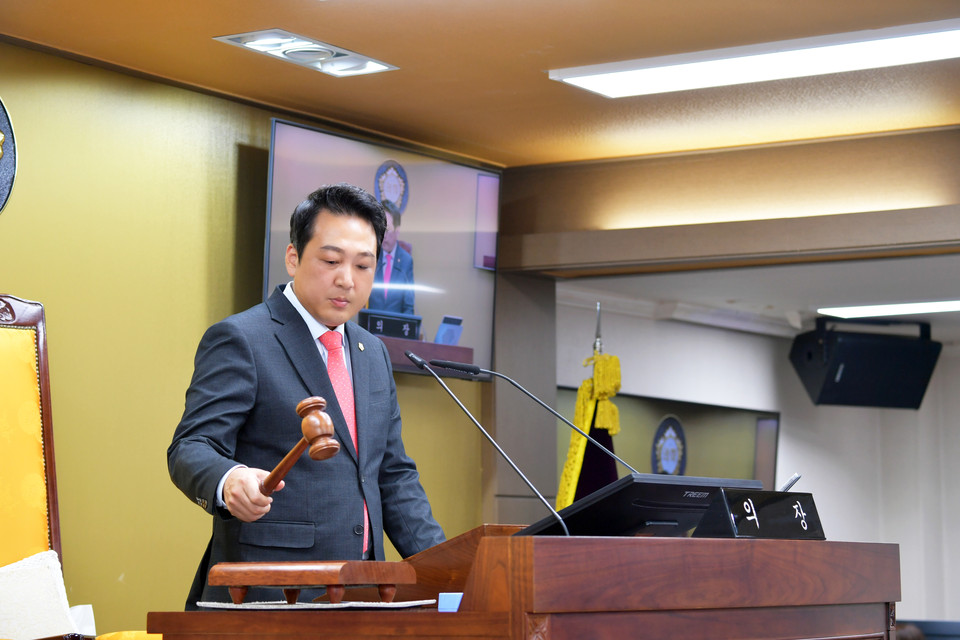 황선호 의장은 이날 중앙신문신과 가진 인터뷰에서 "양평군의회는 '군민을 섬기는 신뢰받는 의회'를 슬로건으로 소통과 협력을 통해 군민의 목소리를 군정에 반영하고, 의원의 전문성 강화를 통해 양평의 밝은 미래를 제시하기 위해 지역 곳곳을 누비며 군민을 위해 한몸으로 노력하고 있다"며 이같이 말했다.