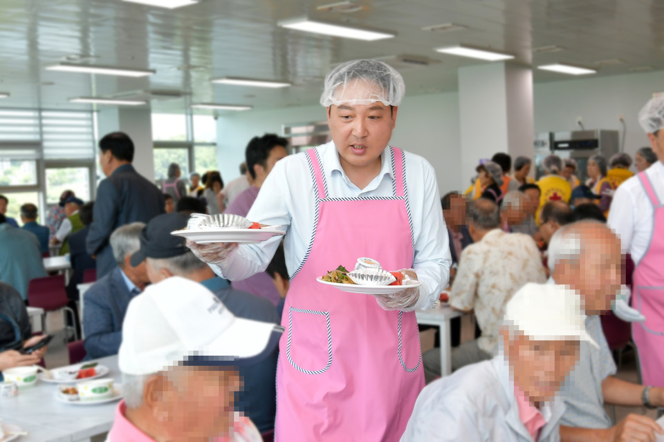 황선호 의장은 이날 중앙신문신과 가진 인터뷰에서 "양평군의회는 '군민을 섬기는 신뢰받는 의회'를 슬로건으로 소통과 협력을 통해 군민의 목소리를 군정에 반영하고, 의원의 전문성 강화를 통해 양평의 밝은 미래를 제시하기 위해 지역 곳곳을 누비며 군민을 위해 한몸으로 노력하고 있다"며 이같이 말했다.  (사진제공=양평군의회)