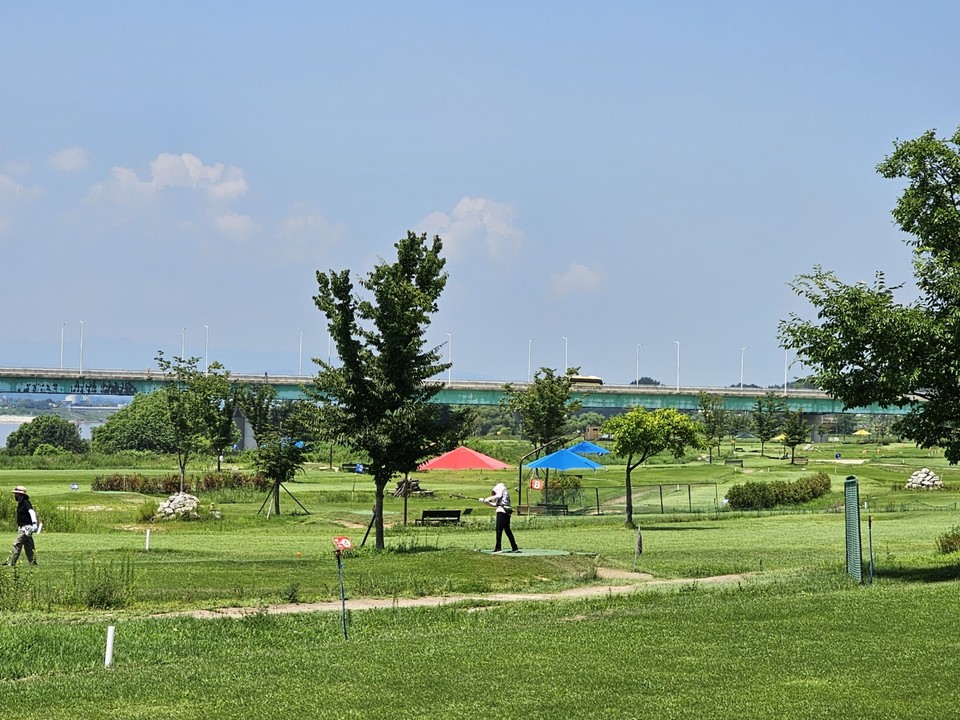 폭염경보가 내려진 4일 낮 12시33분께 여주시 파크골프장에 더운 날씨에도 불구 2명의 골퍼들이 라운드를 즐기고 있다. (사진=김광섭 기자)
