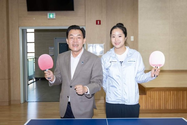 사진은 지난해 10월 팔달노인복지관에서 '기부 천사' 신유빈 선수와 함께한 순간입니다. (사진=이재준 수원시장 페이스북)