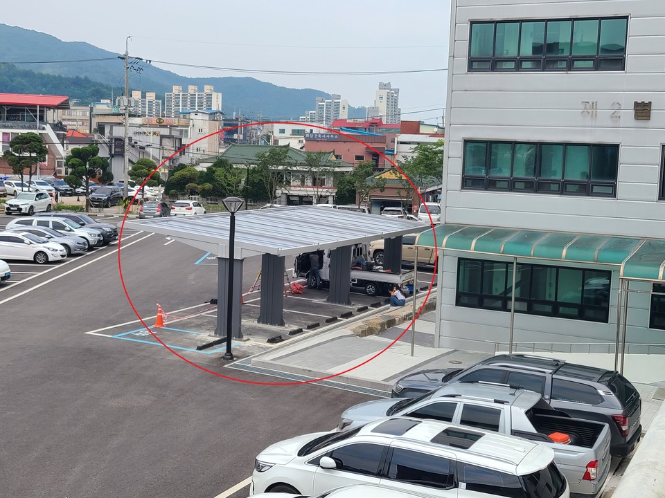 포천시청 주차장 내 특정 의전차량만을 위해 4천여만 원을 들여 설치하고 있는 비가림 시설 설치 현장. (사진=김성운 기자)