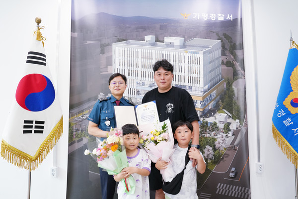 식사하던 중 목에 음식물이 걸려 쓰러진 80대 노인을 자율방범대원이 응급처치해 살려냈다. (사진제공=가평경찰서)