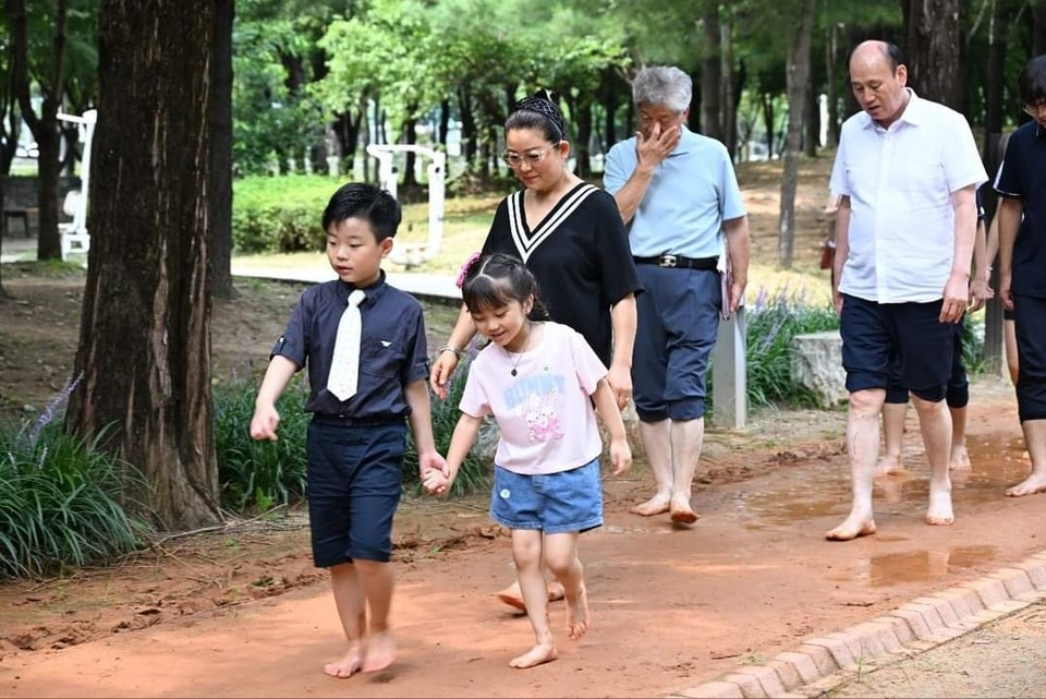 박형덕 동두천시장이 지역 청소년과 함께한 황톳길 맨발 걷기 체험소식을 공유했다. (사진=박형덕 동두천시장 페이스북)