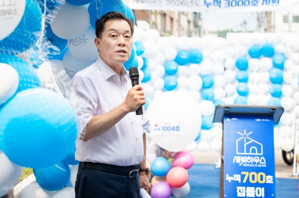 이재준 시장이 700번째 새빛하우스를 둘러보고 있다.