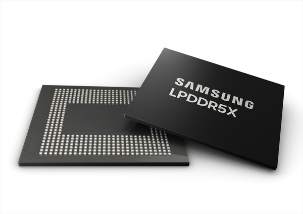 삼성전자가 업계 최소 두께 12나노급 LPDDR5X D램 12·16GB(기가바이트) 패키지 양산을 시작하며 저전력 D램 시장에서의 기술 리더십을 확고히 했다. (사진제공=삼성전자)