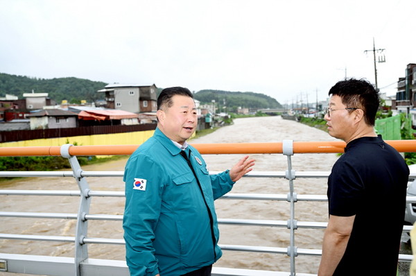 파주시는 지난달 중순 집중호우로 인한 피해가 속출함에 따라 피해 복구에 필요한 예산확보에 진력해 국비와 도비, 시비를 포함한 144억 3000만원의 예산을 따내 도시 기능의 빠른 회복과 복구에 구슬땀을 흘리고 있다. 사진은 김경일 시장이 지난달 집중호우로 강물이 범람한 ‘갈곡천’을 둘로보고 있는 모습. (사진제공=파주시청)