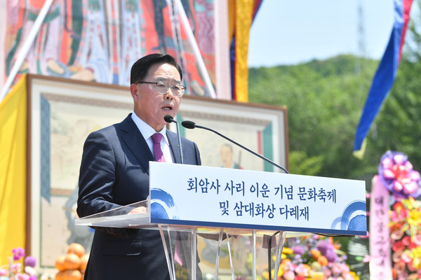 강수현 양주시장이 회암사 사리 이운 기념 문화축제 및 삼대화상 다례재에서 인사말을 하고 있다. (사진제공=양주시청)