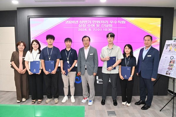 이현재 하남시장이 7일 친절한 민원응대로 민원행정서비스의 질을 높이는 데 기여한 직원과 부서를 격려했다. (사진제공=하남시청)