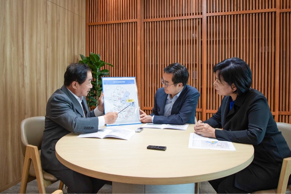 주광덕 남양주시장은 7일 최민희 국회의원과 함께 경기도청에서 김동연 경기도지사를 만나 ‘경기 동북부 공공의료원 남양주 건립 제안서’를 전달했다. (사진제공=남양주시청)