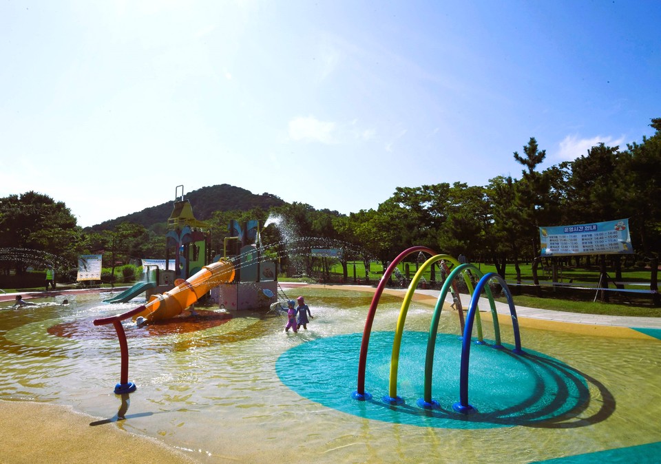 가을로 접어드는 입추(立秋)를 맞이한 지난 7일 오후 여전한 찜통더위가 극성을 부리고 있는 가운데, 시흥시 옥구공원 내에 설치돼 있는 물놀이장은 방학을 맞은 어린이들에게 큰 호응을 얻고 있다. (사진제공=시흥시청)