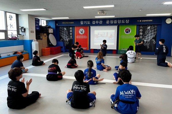 파주소방서는 8일 ‘FC파주 주니어’와 ‘운정 합기도 검무관’에서 관리자 및 단원 등을 대상으로 한 ‘소방안전교육’을 실시했다. (사진제공=파주소방서)