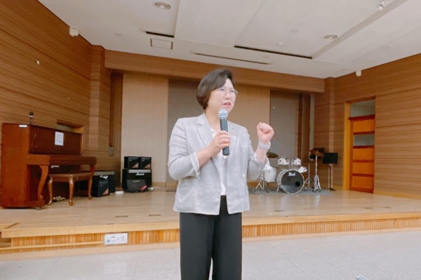 이애형 위원장, 연무중 찾아 검정고시 응시생 응원 및 관계자 격려