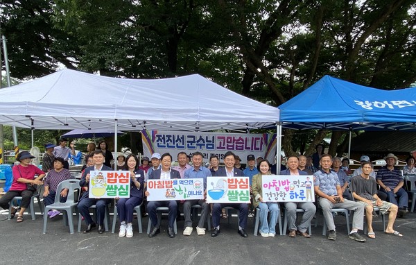 전진선 양평군수가 8일 성덕3리 마을주차장 조성 사업 준공식에서 주민들과 기념촬영을 하고 있다. (사진=장은기 기자)