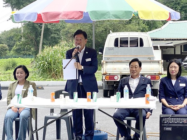 전진선 양평군수가 8일 성덕3리 마을주차장 조성 사업 준공식에서 인사말을 하고 있다. (사진=장은기 기자)