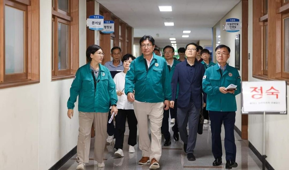 도성훈 인천광역시교육감이 7일 청라 아파트 지하주차장 화재 사고와 관련 피해 주민들이 임시로 거주하고 있는 관내 3개 학교 임시주거시설을 방문해 주민들을 위로했다. (사진=도성훈 인천광역시 교육감 페이스북)