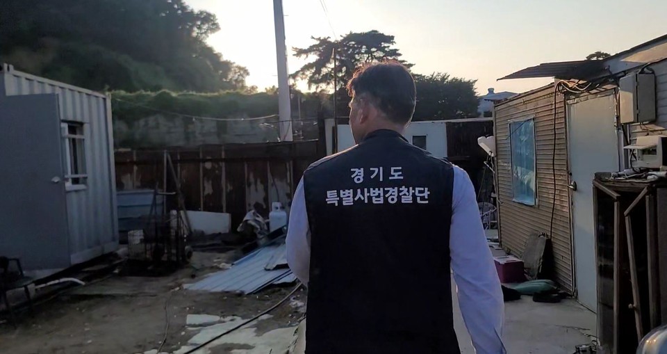 경기도 특별사법경찰단이 지난 7일 화성시의 한 개 농장에서 불법으로 개를 도살한 현장을 적발하고 ‘동물보호법’ 위반 혐의로 농장주 A씨를 검거했다. (사진제공=경기도 특별사법경찰단)