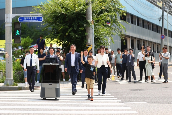 의왕시, 국내 최초 실외이동로봇과 신호체계 연동