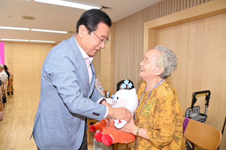 하남시가 9일 홀로 사는 어르신들의 외로움과 치매, 고독사 등을 방지하고 안정적인 일상 케어를 돕기 위해 전달한 AI 건강관리 로봇 하남이를 마주한 어르신들이 연신 감탄사를 내뱉으며 높은 만족감을 나타냈다. (사진제공=하남시청)