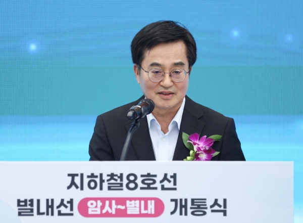 남양주시 별내역과 서울 암사역을 잇는 지하철 8호선 연장 별내선(암사~별내)이 공식 운행을 앞두고 9일 개통식과 시승식을 가졌다