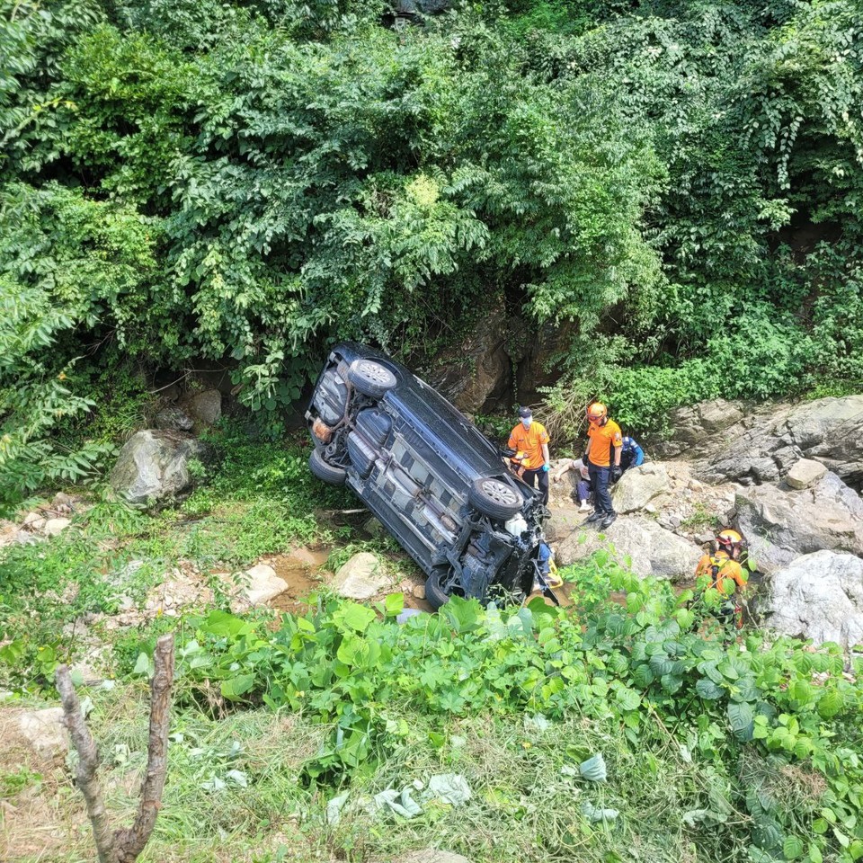 9일 오후 1시20분께 광주시 퇴촌면 우산천에서 50대 여성이 운전하는 차량이 추락하는 사고가 나 2명이 증상을 입었다. (사진제공=광주소방서)