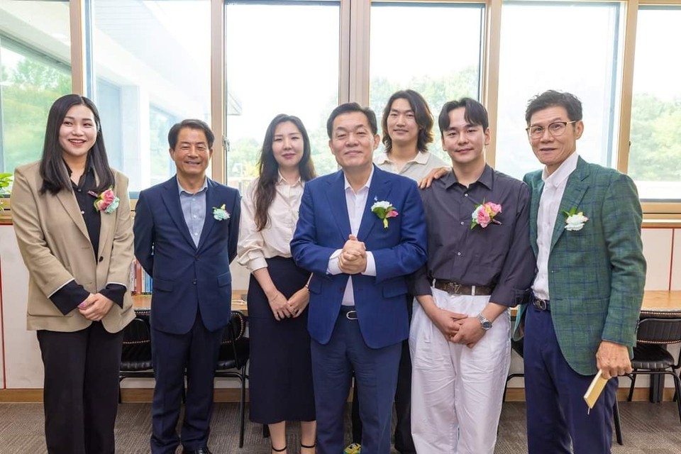 “하루 4천 원, 호텔 같은 숙소에 청년들을 모십니다” 이재준 수원시장이 수원으로 전입하는 청년들을 위한 단기 숙소 ‘새빛호스텔’이 서둔동 수원유스호스텔에 문을 열었다고 알렸다. (사진=이재준 수원시장 페이스북)