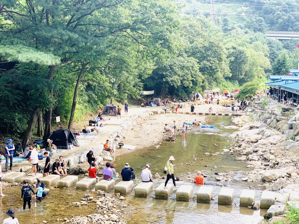 주말인 10일 오후 2시40분께 연일 계속되는 폭염에 동두천시 왕방계곡이 피서 온 많은 시민들로 분비고 있다. (사진=오기춘 기자)