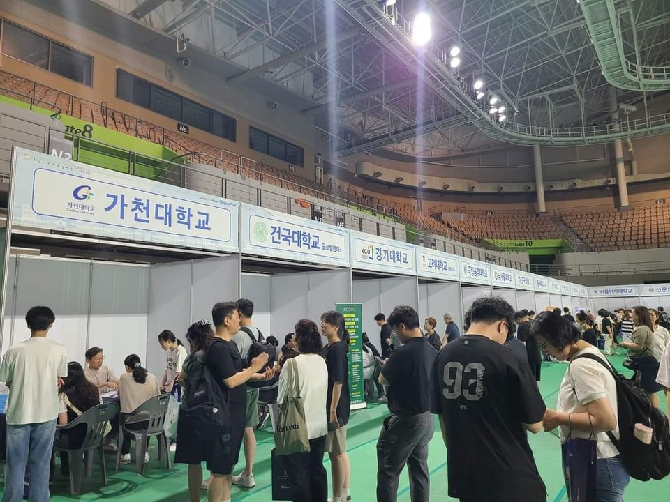 "30여개 대학이 한자리에 모인다는 소식 들어보셨나요?" 정명근 화성시장 30여개 대학이 한자리에 모여 개최한 '2025학년도 화성 대학입학정보박람회' 소식을 알렸다. (사진=정명근 화성시장 페이스북)