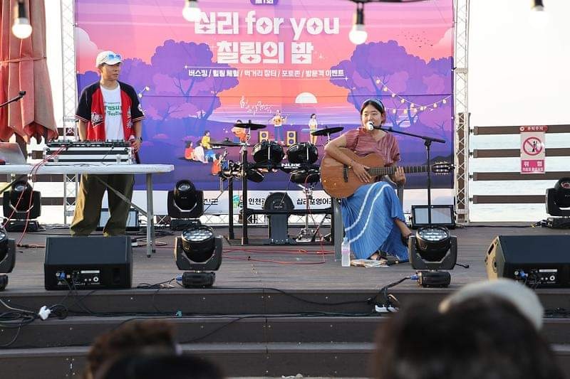 신영희 인천시의원이 10일 열린 옹진군 영흥면 십리포해수욕장 물놀이장 준공식과 '제1회 십리 for you 칠링의 밤' 행사에 참석해 '멋진 시설'이 정말 자랑스럽다"고 공유했다. (사진=신영희 인천시의원 페이스북)