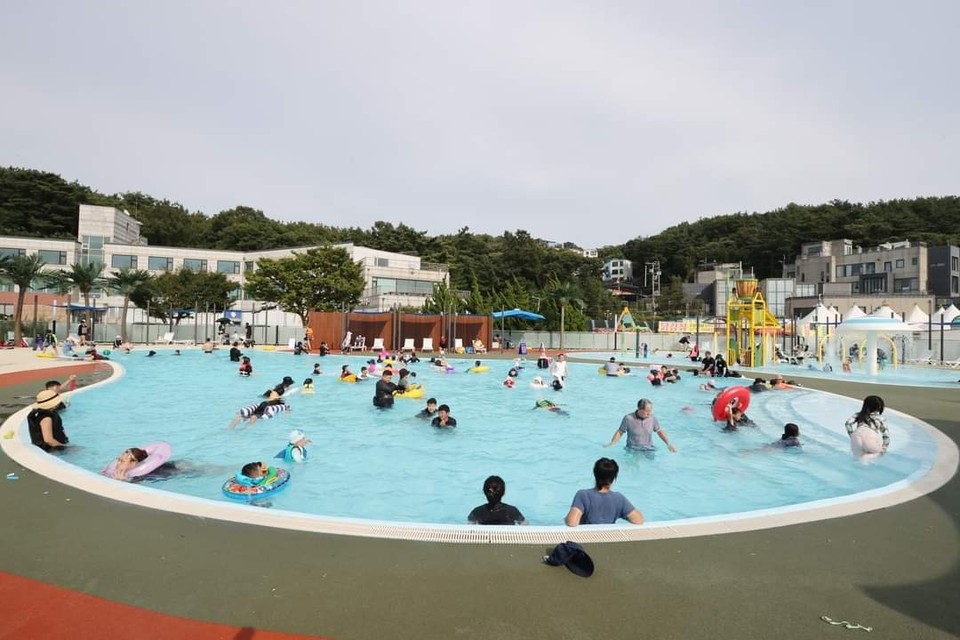 신영희 인천시의원이 10일 열린 옹진군 영흥면 십리포해수욕장 물놀이장 준공식과 '제1회 십리 for you 칠링의 밤' 행사에 참석해 '멋진 시설'이 정말 자랑스럽다"고 공유했다. (사진=신영희 인천시의원 페이스북)