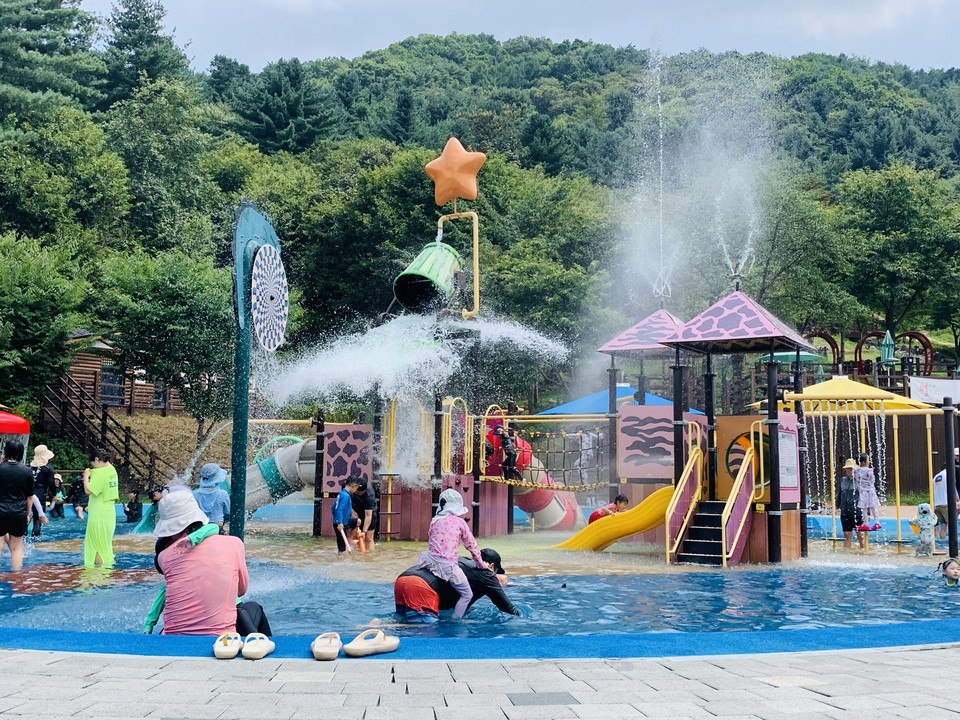 11일 오후 1시30분께 동두천 별엔숲 테마파크 물놀이장에 연일 지속되는 폭염 속에서도 물놀이를 하는 아이들은 엄마 아빠와 함께 마냥 즐겁기만 하다. (사진=오기춘 기자)
