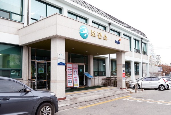 파주보건소는 직장인과 주부 등 보건소 방문이 어려운 지역주민들의 고혈압·당뇨병 관리를 위해 온라인 교육 사이트인 ‘고당이(e)공부방’을 운영하고 있다. 사진은 파주보건소 전경. (사진=중앙신문DB)
