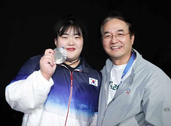 은메달을 목에 건 박혜정 선수(왼쪽)와 이동환 고양특례시장(오른쪽)이 수상의 기쁨을 함께하고 있다.