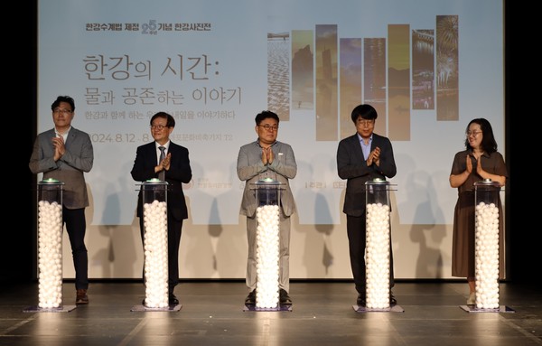 김동구 한강유역환경청장이 12일 서울특별시 마포구 문화비축기지에서 열린 '한강수계법' 제정 25주년 기념식에 참석해 한강 수질 보전 성과를 나눴다. (사진제공=한강유역환경청)