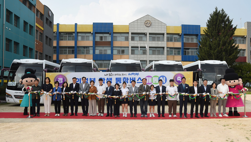 김동근 시장과 참석자, 학생들이 12일 의정부 학생 통학버스 개통식에서 참석자들과 함께 색줄 자르기(테이프 커팅)를 하고 있다. (사진제공=의정부시장)
