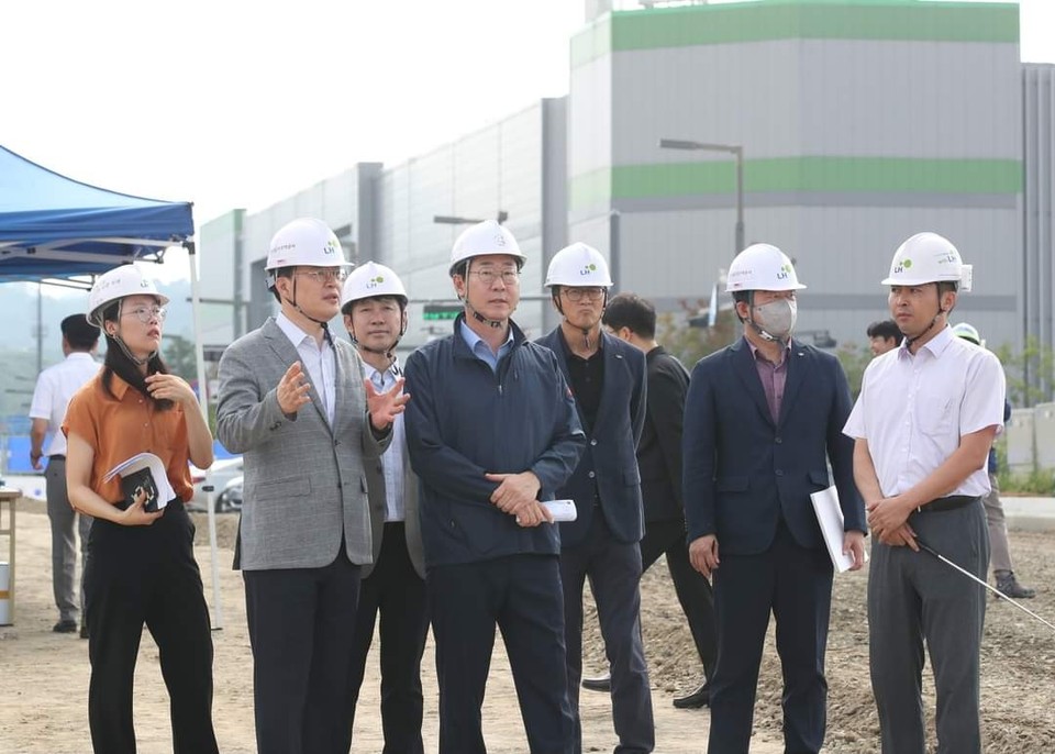 정명근 화성시장이 12일 국내 최초로 진행되는 경부고속도로 지하화 구간과 함께 연결도로를 점검했다. (사진=정명근 화성시장 페이스북)