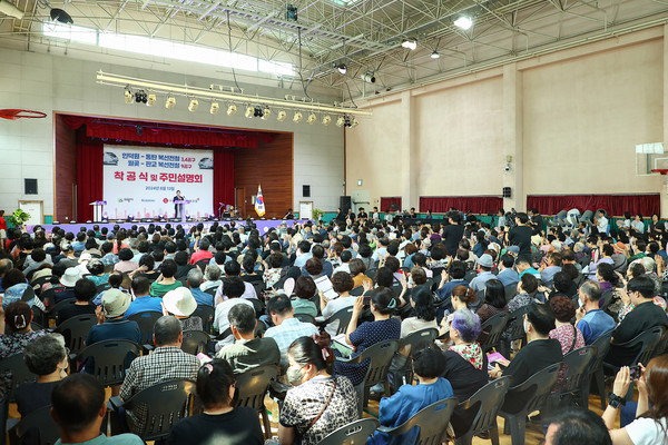 의왕시민들의 오랜 숙원사업이었던 인덕원~동탄, 월곶~판교 복선전철 사업이 13일 의왕시청소년수련관 대강당에서 구간 착공식을 갖고 본격적인 공사 추진에 나섰다. (사진제공=의왕시청)