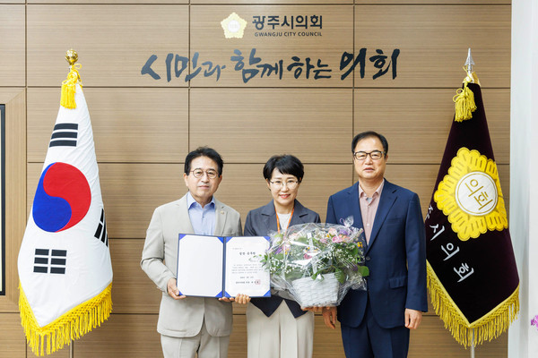 광주시의회는 8월의 칭찬릴레이 칭찬공무원으로 회계과 계약1팀 김미리 팀장을 선정해 의장실에서 증서를 수여했다. (사진제공=광주시의회)